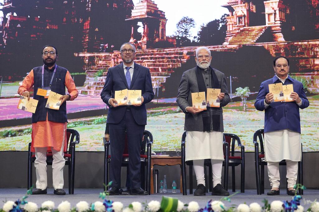 رئيس الوزراء الهندي والمدير العام لمنظمة الصحة العالمية في حفل ختام القمة العالمية الثانية لمنظمة الصحة العالمية للطب التقليدي في نيودلهي